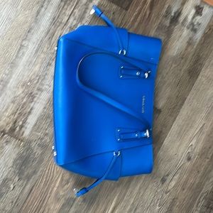 Gently used purse. Lots of storage